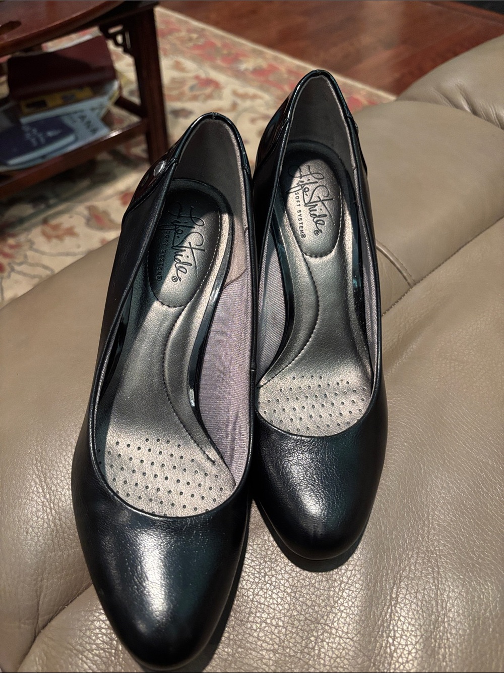 LIFE STRIDE SIZE 7M “SOFT SYSTEM” BLACK
Patent back & heel.
